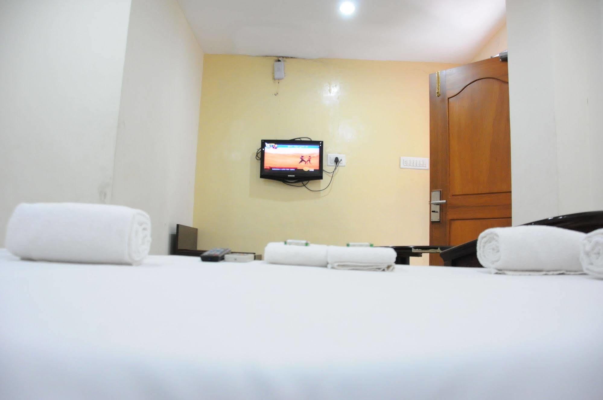 Lloyds Serviced Apartments, Near Music Academy Τσενάι Εξωτερικό φωτογραφία
