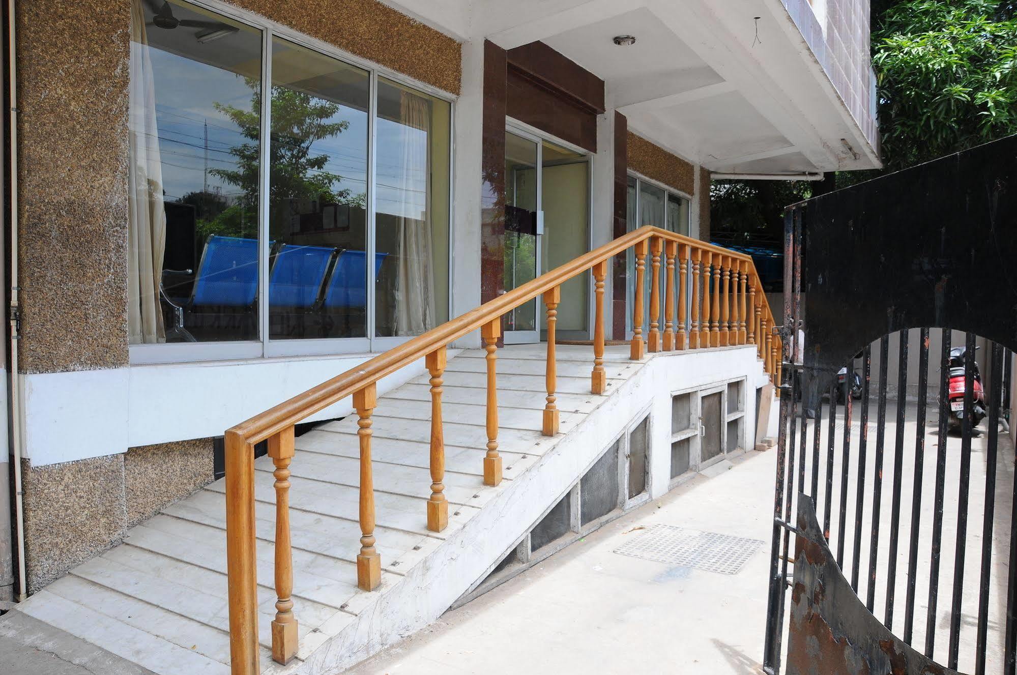 Lloyds Serviced Apartments, Near Music Academy Τσενάι Εξωτερικό φωτογραφία
